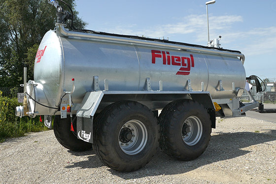 fliegl gülletankwagen in silber mit rotem fliegl logo seitig und hinten