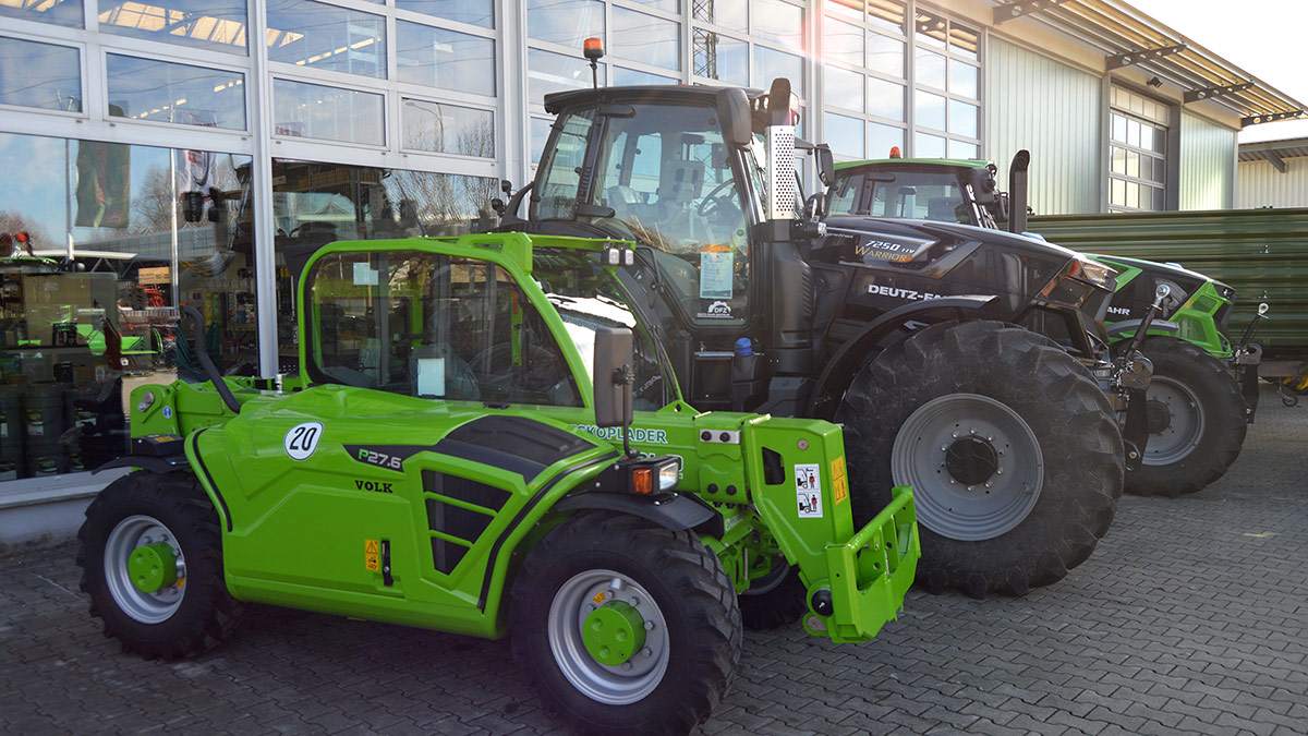 Gebrauchtmaschinen von Volk Landtechnik grüner Traktor