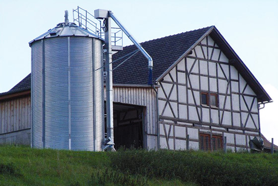 himel lagersystem silo steht vor fachwerkhaus und scheune