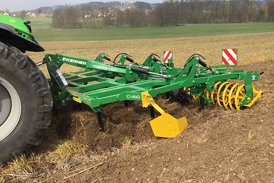 gelb grüner kerner grubber im einsatz auf dem feld