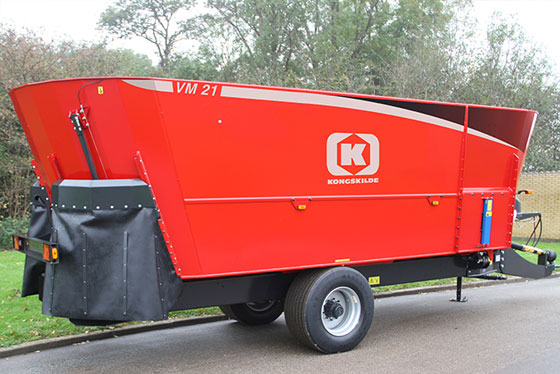 kongskilde futtermischwagen rot vm21 auf asphalt vor landschaft