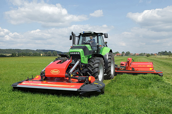 traktor mäht mithilfe von vicon futtererntesystem eine große grüne wiese
