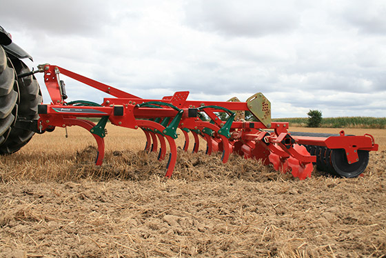 roter kverneland grubber im einsatz auf dem feld