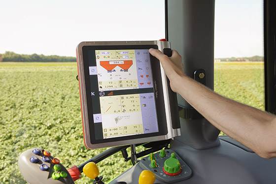 kverneland precision farming system wird auf dem bild schirm im fahrzeug bedient