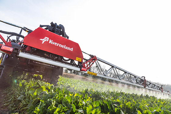 kverneland spritze im einsatz auf dem feld