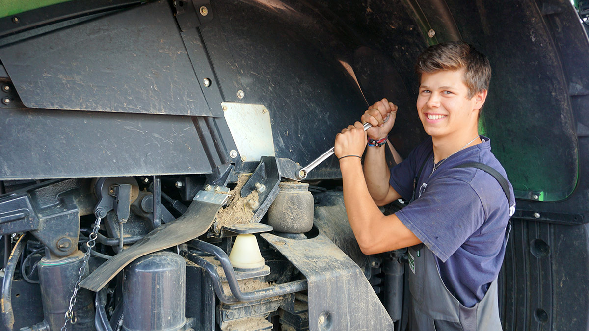 service mitarbeiter reparatur von traktor
