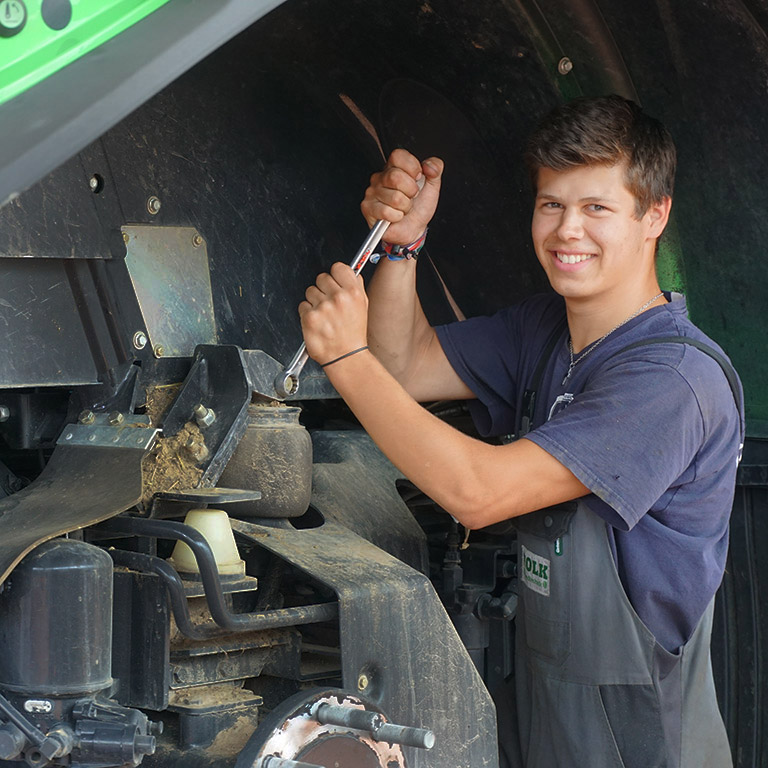 volk landtechnik werkstatt mitarbeiter schraubt an deutz fahr traktor