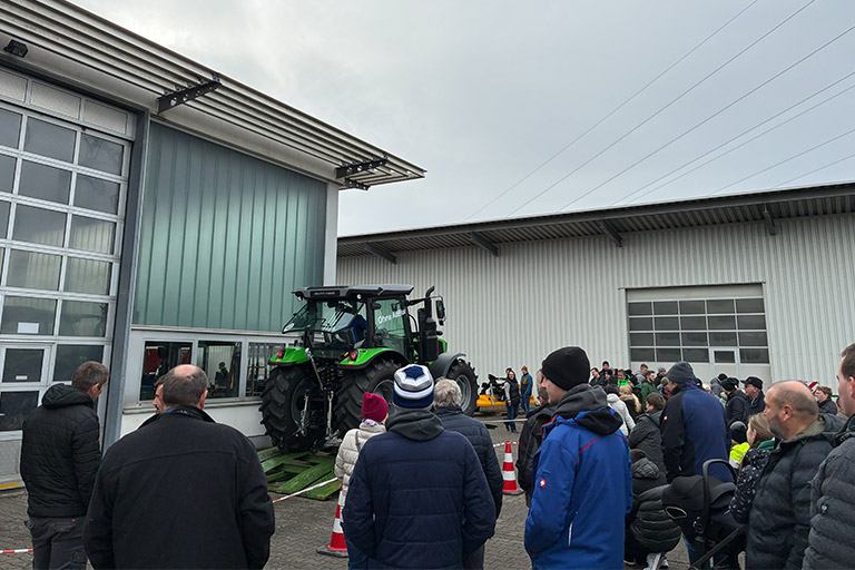 Adventsausstellung 2025: 5.000 Besucher und ein gelungener Jahresausklang für Firma Volk 3 Traktor-Wippe